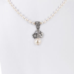 Perlencollier mit Edelweiß und Herz ~ creme