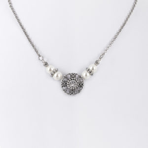 Collier mit Perlen und Swarovski-Blüte ~ kristall