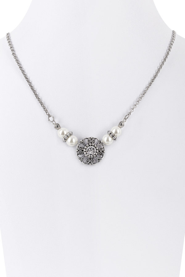 Collier mit Perlen und Swarovski-Blüte ~ kristall