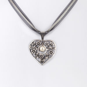 ​Collier mit Herzanhänger und Perle ~ grau