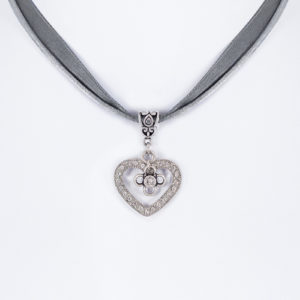 Collier verschiedenfarbig mit Herzanhänger und Satinband 005703 ~ grau