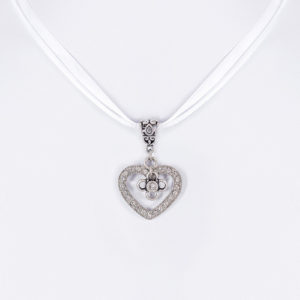 Collier verschiedenfarbig mit Herzanhänger und Satinband 005703 ~ weiß
