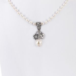 Perlencollier mit Edelweiß und Herz ~ creme