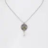 Collier mit Strassblüte und Perlen ~ oliv