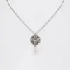 Collier mit Strassblüte und Perlen ~ salbei
