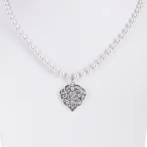 Perlencollier mit Ornamentanhänger ~ cremeweiß