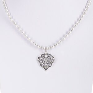 Perlencollier mit Ornamentanhänger ~ cremeweiß