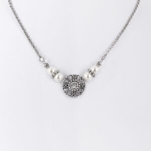 Collier mit Perlen und Swarovski-Blüte ~ kristall