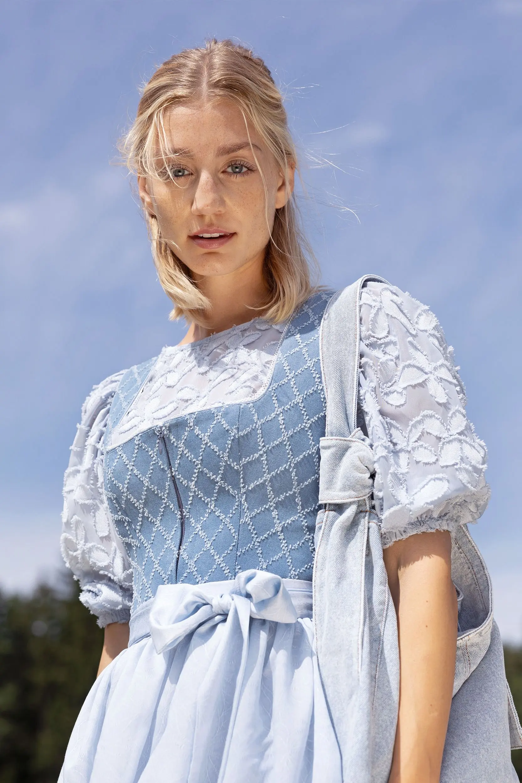 Dirndlbluse KARLSTEIN ~ 32 ~ hellblau