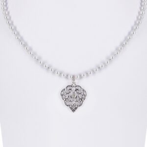 Perlencollier mit Ornamentanhänger ~ cremegrau