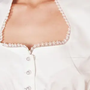 Dirndlbluse Cara – Bild 3
