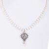 Perlencollier mit Ornamentanhänger ~ creme